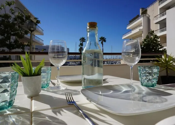 At The Marina شقة