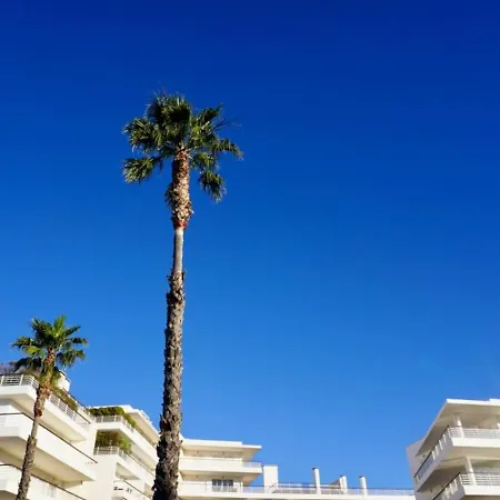 At The Marina דירה *