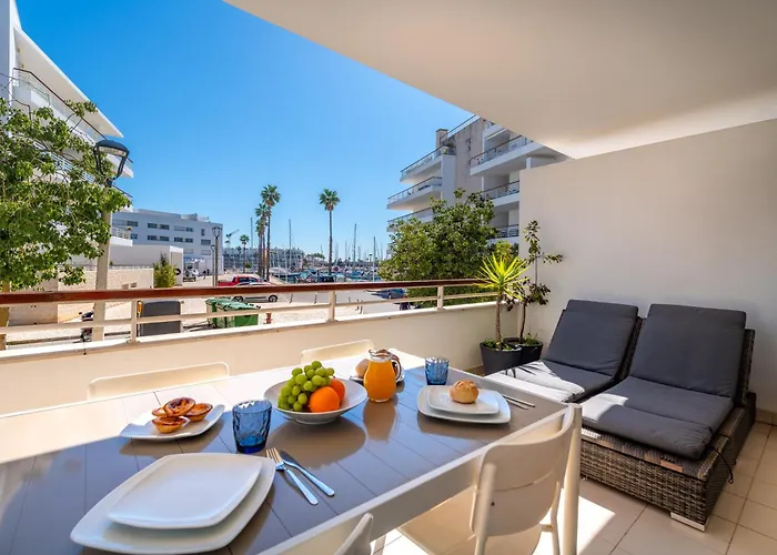Apartment At The Marina